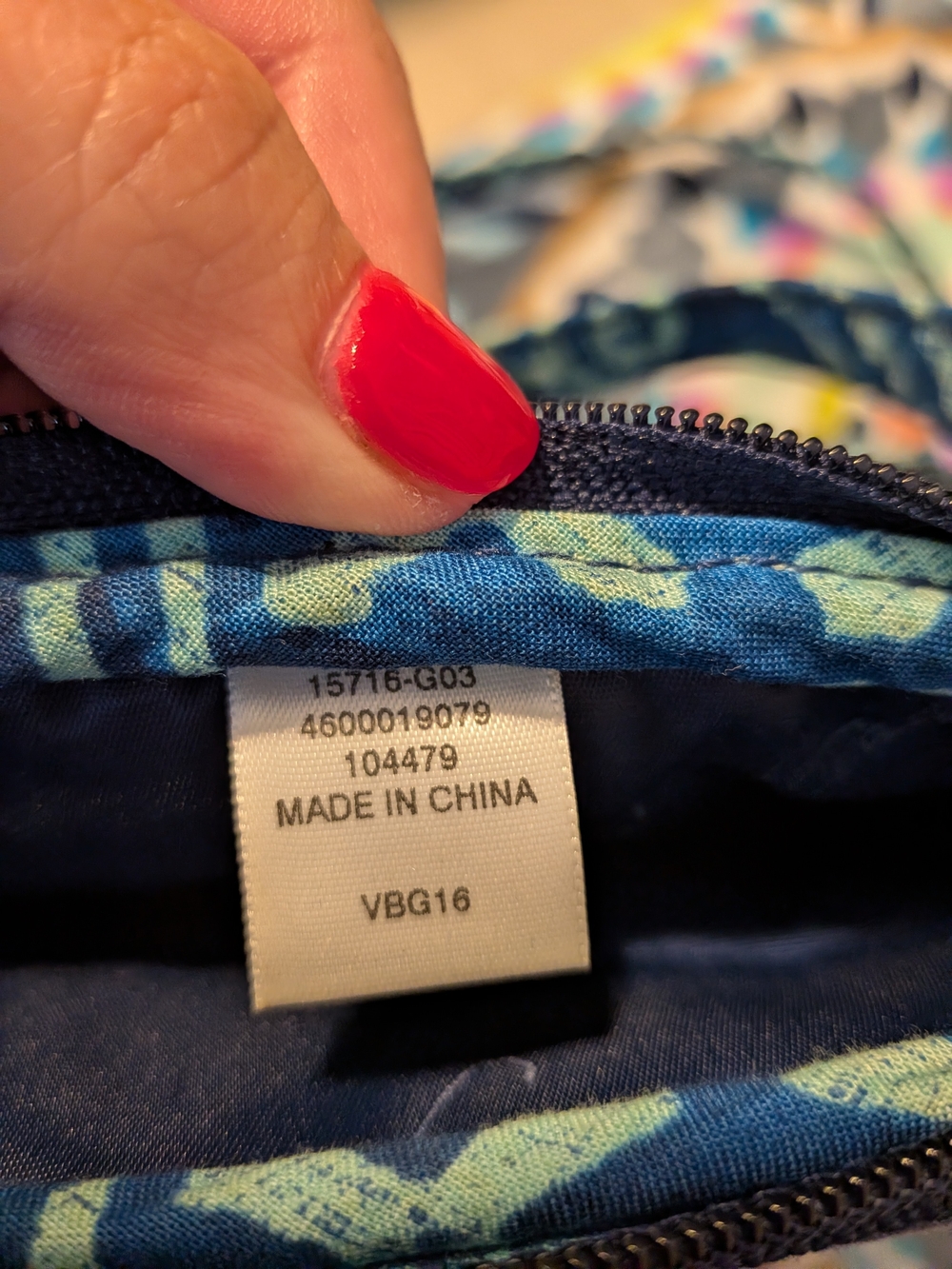 Vera Bradley Retired Ikat Island Crossbody Bag - Picture 6 of 11